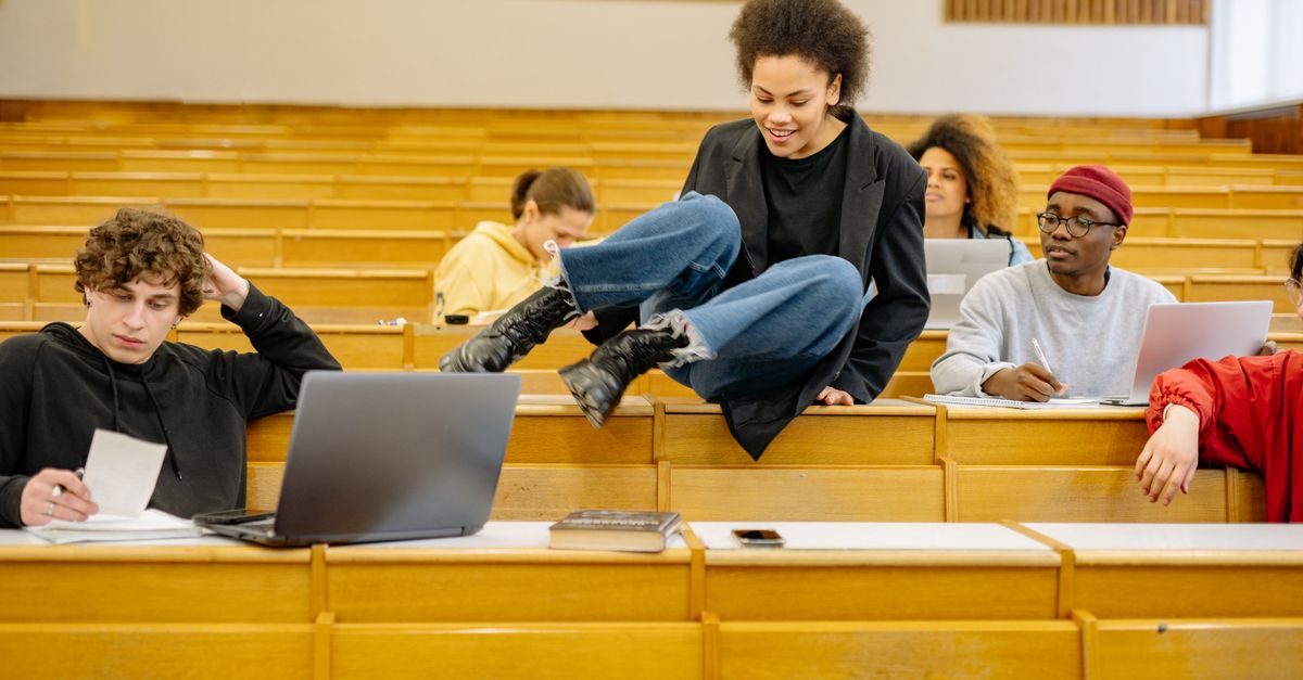 Banking and money transfers for international students in Europe 2026: opening accounts, avoiding fees, and moving money across borders